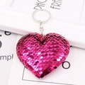 Dettaglio portachiavi a cuore con paillettes rosso rosa e anello argento su sfondo bianco - Cuore Piccolo 7*8cm (Anello Argento) / Cuore Rosso Rosa