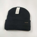 Berretto in maglia a coste nere con logo in metallo Pikaboo per calore invernale e sci - Stile Con Bordo Risvoltato e Logo in Metallo / Nero