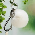 Weißer flauschiger Bommel-Schlüsselanhänger mit silberner Glocke und Karo-Band - Einzelne OPP-Beutelverpackung / Gewebter Weißer Glockenball