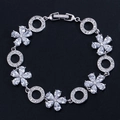 Elegante bracciale in argento con fiori e zirconi su sfondo nero profondo - Bianco