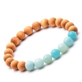 Bracciale artigianale da 8mm in legno naturale e pietre azzurre per coppie su sfondo bianco - Stile Amazzonite con Perline di Legno (N. 6)