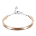 Moderno brazalete bicolor en forma de U con dije de corazón y cierre de mosquetón - Oro rosa