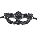 Detailansicht der schwarzen Spitzenmaske mit aufwendigen floralen Stickereien - 01-Sechsblättriges Geflecht