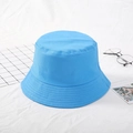 Gros plan du chapeau bob bleu vif en coton avec coutures renforcées et texture sergé - M (56-58cm) / Style de base / Bleu