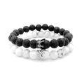 Détail de bracelets en pierre de lave noire et marbre blanc avec charm couronne en argent - Pierre de Lave Couronne Noire + Howlite Blanche Couronne Argentée