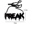 Dettaglio della collana nera stile ZOMBIE con lettere FREAK e dimensioni di 10cm x 4,2cm - Fenomeno