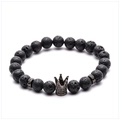 Makro-Detail von 8mm schwarzen Lavastein-Perlen und Mikro-Pave-Kronen-Charm am Herrenarmband - Stil A - Gun Black Krone