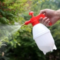 Weiße Drucksprühflasche für Gartenarbeit mit verstellbarer Düse und feinem Sprühnebel - 1.5L / Weiß