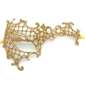 Detaillierte Makroaufnahme des goldenen Spitzengeflechts und Seidenbandes der Maske - Einäugiges Monster / Gold
