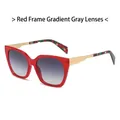 Occhiali da sole squadrati cat-eye rossi con lenti grigie sfumate e aste in metallo oro - Montatura Rossa Lenti Grigie Sfumate