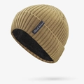 Primer plano de gorro de punto acanalado caqui con forro polar negro y etiqueta tejida - Caqui