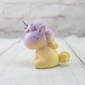 Dettaglio del topper per torta unicorno con sfumatura viola e gialla e corno argento - Unicorno da Sogno Rosa