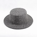 Dettaglio della trama in feltro di lana grigio scuro di un cappello a tesa larga piatta - Tavolo Con Luce Grigia Sfumata / Taglia Unica 58cm