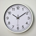 Minimalistische weiße 35cm Wanduhr mit schwarzen arabischen Ziffern und Quarzwerk - Weiß
