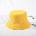 Vue détaillée d'un chapeau bob en coton jaune sur tissu blanc avec accessoires de mode - M (56-58cm) / Style de base / Jaune