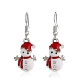 Nahaufnahme festlicher rot-weißer Schneemann-Ohrringe mit funkelnden Strass-Akzenten - Schneemann (Ohrring) / Rot & Weiß