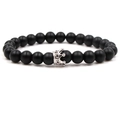 Détail des perles en pierre de lave noire mate et couronne en zircon argenté sur le bracelet - Pierre Noire Couronne Argentée
