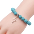 Dettaglio del bracciale con perle turchesi da 10mm e ciondolo a croce in argento - Croce / Argento