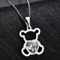 Collana con ciondolo a orso argento con zircone bianco a cuore su sfondo nero materico - Orso / Argento