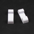 Dettaglio di supporti in plastica bianca per scatole espositive di gioielli trasparenti - 1 Paio di Basi a Striscia Lunga / Bianco