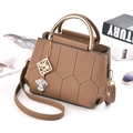 Braune Lederhandtasche mit geometrischer Steppung und goldenen Beschlägen - Khaki