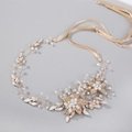 Accessorio capelli sposa dorato con fiori fatti a mano, perle e strass su nastri eleganti - Oro