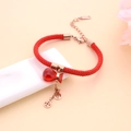 Bracelet cordon rouge avec pièces en or rose et pendentif gourde rouge sur piédestal - Bracelet Gourde Corde Rouge Complète (Pièces Or Rose)