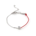 Detalle de pulsera de cuerda roja y cadena plateada con una piedra de circón redondo - Estilo Media Cuerda Media Cadena / Plateado
