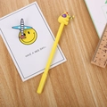 Simpatica penna gel a forma di elefante giallo su scrivania in legno e accessori - 0.5mm / Giallo