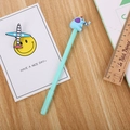 Simpatica penna gel a forma di elefante blu su scrivania in legno per scuola e ufficio - 0.5mm / Blu