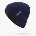 Detalle del gorro de punto azul oscuro con forro polar cálido y etiqueta de tela - Azul oscuro