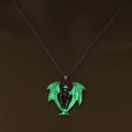 Collana teschio di drago d'argento luminosa con ali che brillano di verde nel buio - Bronzo Antico + Verde Giallastro (Angelo Teschio)