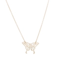 Vue détaillée d'un collier doré avec pendentif papillon évidé aux ailes finement maillées - Doré