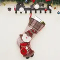 Calcetín navideño con Papá Noel 3D y detalles de cuadros sobre fondo de madera rústica - Santa Claus
