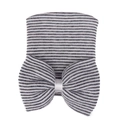 Dettaglio cappellino neonato a righe bianche e nere con un grande fiocco in maglia - Nero e Bianco