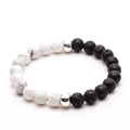 Bracciale 8mm in turchese bianco e pietra lavica nera con distanziatori in metallo - Stile 2 (Turchese Bianco e Pietra Lavica)
