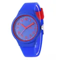 Detailansicht einer blauen Silikon-Kinderuhr mit roten Ziffern und Sportarmband - Blau