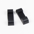 Paar zwarte plastic houders voor zwevende frames voor sieraden en waardevolle objecten - 1 Paar Lange Strip Bases / Zwart