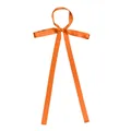 Nahaufnahme eines 160 cm langen orangefarbenen schmalen Satinschals mit Metallring-Knoten - Orange (1620)