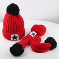 Dettaglio del set cappello e sciarpa in maglia rossa per bambini con pompon nero - Rosso