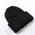 Minimalistische schwarze Strickmütze für Kinder mit dicker Textur für den Winterkomfort - Schwarz