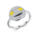 Gros plan détaillé d'une bague en argent avec un visage souriant orné de zircones scintillantes - Emoji Yeux Étoilés