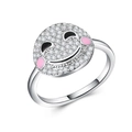 Gros plan d'une bague smiley en argent avec zircone blanche et détails en émail coloré - Emoji Mignon qui Rougit