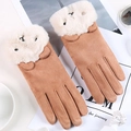 Detail von braunen Wildlederhandschuhen mit weißen Pelzmanschetten und Tierstickerei - Einheitsgröße / Wildleder Bärengesicht Kamel