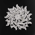 Détail d'une broche florale argentée avec pétales superposés et cristaux étincelants - XD-039-1 Argent Strass