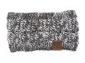 Gros plan du tricot torsadé sur bandeau d'hiver gris avec écusson en cuir marron - Gris + Blanc