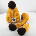 Set bimbi con berretto e sciarpa in maglia gialla, pon pon marroni e toppa a stella - Giallo
