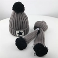 Dettaglio della maglia del set berretto grigio con patch a stella e sciarpa per bambini - Grigio