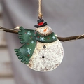 Vintage metalen sneeuwman hanger met groene sjaal aan een feestelijke tak - Groene sneeuwpop