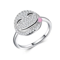 Gros plan sur la bague visage souriant avec zircons et détail langue émaillée rose - Emoji Souriant